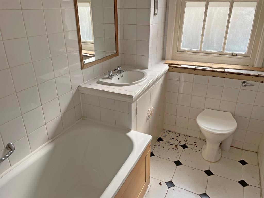 Lot: 127 - STUDIO FLAT IN SEAFRONT LOCATION -